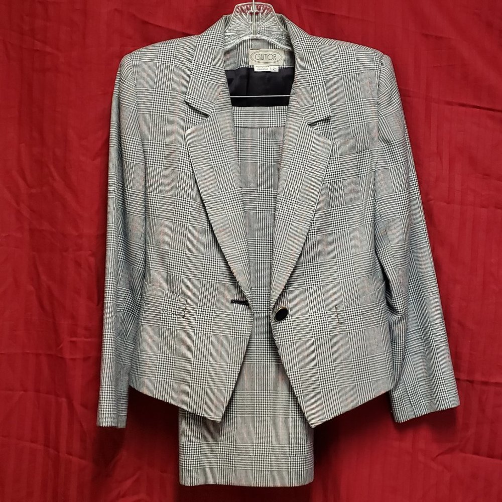 Size 2 Plaid pattern Business Suit Jacket with complimentary matching skirt.
